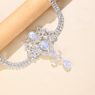 Charlston 1920s hair accessory with rhinestone diamond