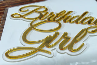 Tårtdekoration "Birthday Girl" i Guld Akryl, 11x8 cm – Cake Topper Tjejkalas